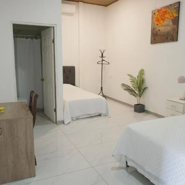 Cabinas La Sirena, hotel v destinaci Puntarenas