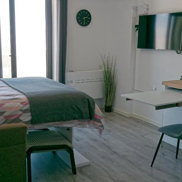 New CP High floor luxury studio with runway and sea view, hotel in Gibraltar