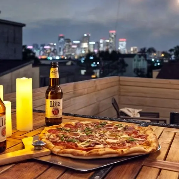 Private Rooftop in Houston's Downtown! Pizza Oven and Skyline Views, khách sạn ở Houston
