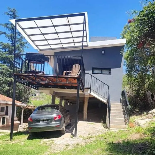 Casa en las sierras de Córdoba con Deck , Parrilla y estacionamiento, hotel di Cavalango