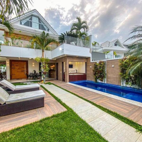 Casa com 5 suítes com Jacuzzi e piscina, na reta da praia