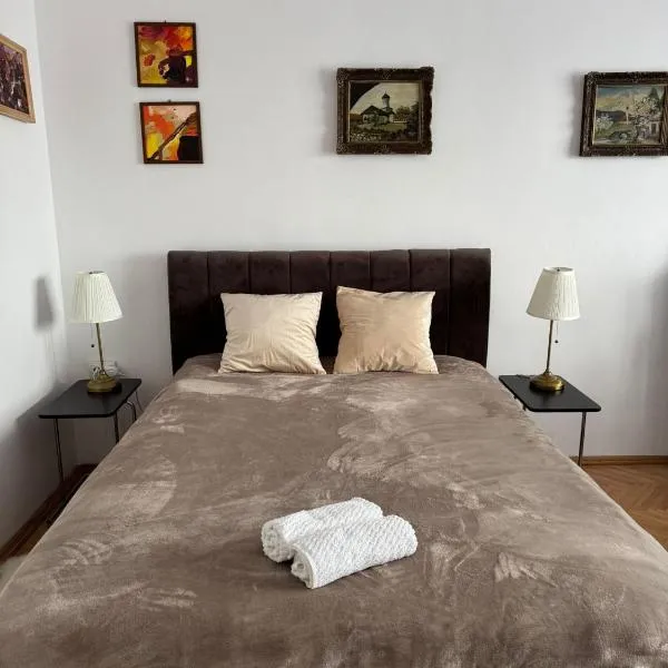12 Home、レギンのホテル