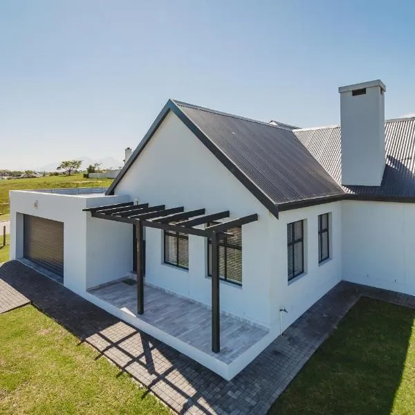 35 Brookside on Kingswood Golf Estate, hotel in George