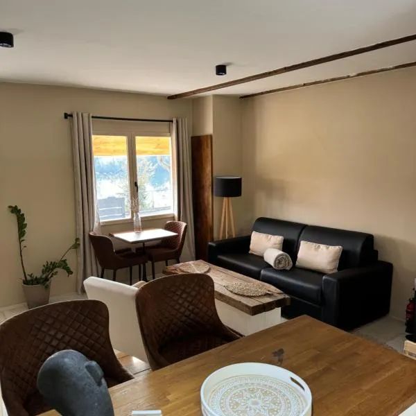 Maison au bord de l'eau Les Roches, hotel v destinaci Rochefort-sur-Nenon