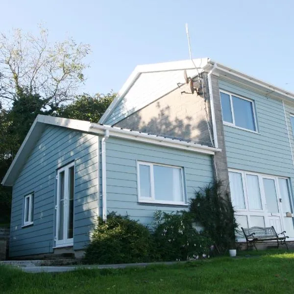 Freshwater Bay holiday Chalet, hotel in Pembrokeshire