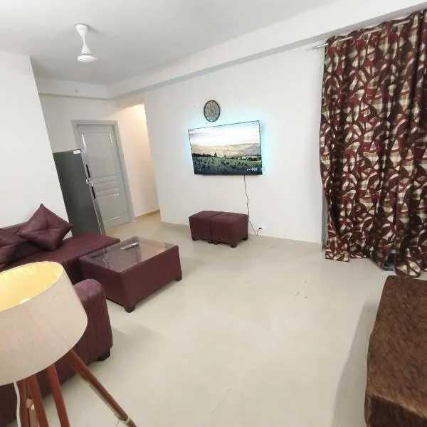 Sector143 near Advant Office-2BHK-Society-55" Smart Tv,10" Mattress-Spacious-Party,Couple,Family,WFO employes and NRI friendly Place with Kitchen ,living room ,Near Candor TechSpace,Advant IT park and Oxygen144 Center, hotel v destinaci Noida