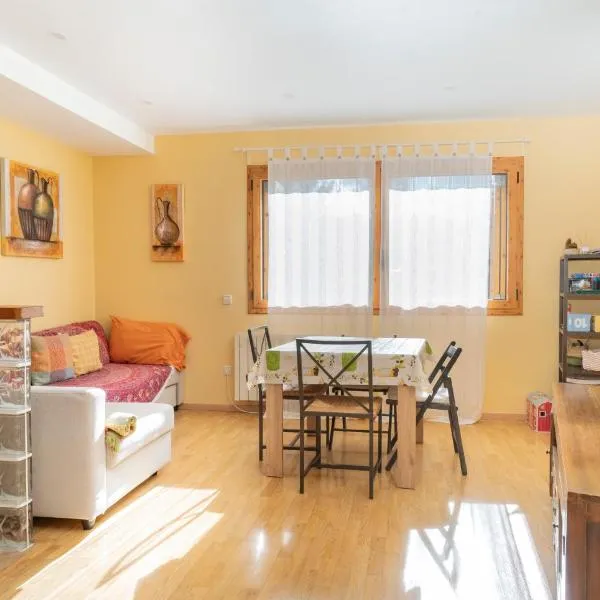 Viesnīca Apartamento en Gombrèn con vistas a la naturaleza pilsētā Gombreny