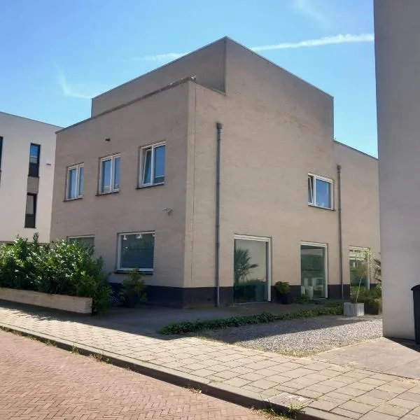 B&B luxury villa, free parking, close to the center, hotel v Haagu
