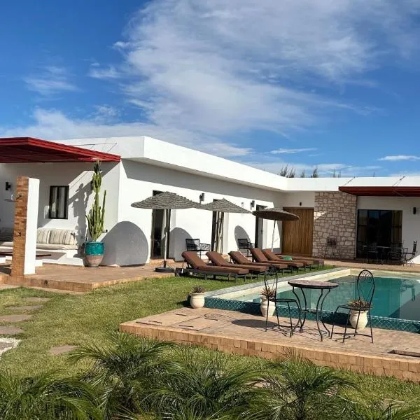 Villa Ehzzara piscine chauffée, hotel in Essaouira