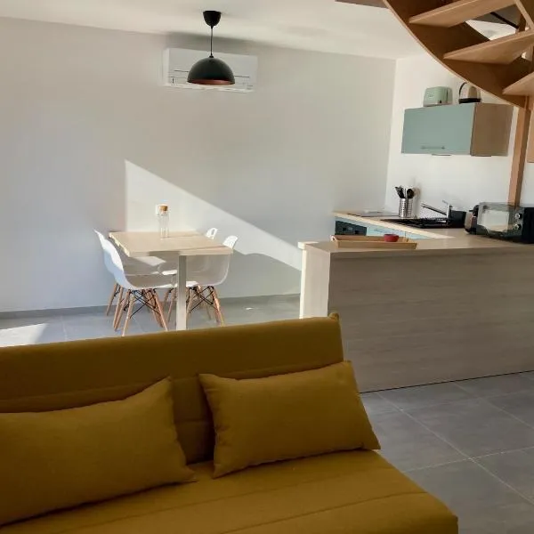 Le gîte de la fontaine - le corbeau, hotel in Domblans