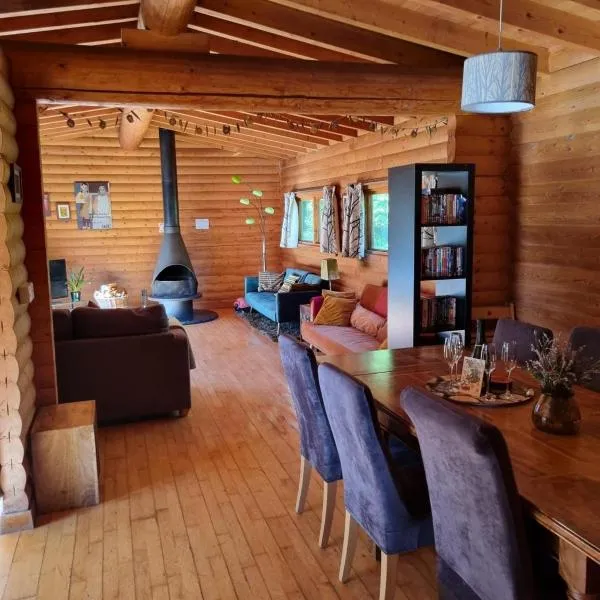 Our Log House in the woods, hotel v destinaci Balnald