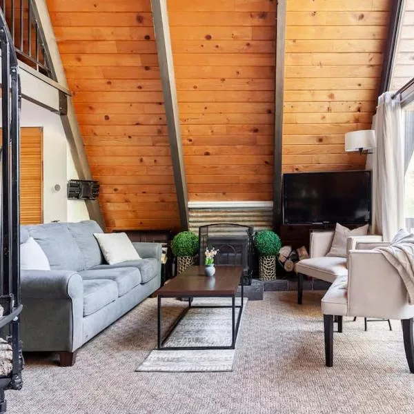 Beautiful A-Frame Mountain Cabin with Hot Tub!, hotel v destinaci Running Springs