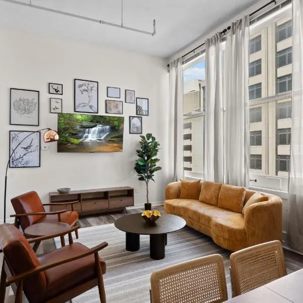 Indy Urban Nest - Sleeps 8 - Skywalk Access - Convention Center - Stadium, hotel di Indianapolis