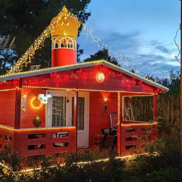 Refugio madera estilo árabe con estatuas, estanques y un pequeño zoo, hotel en Albacete