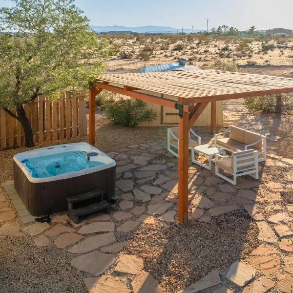 Hot Tub Stargazing from a Gorgeous Desert Retreat, hotel v mestu Joshua Tree