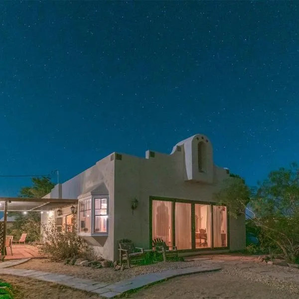 Stargazing from the Hot Tub at Sahara Madre, a Gorgeous Desert Retreat, hotel v destinaci Joshua Tree