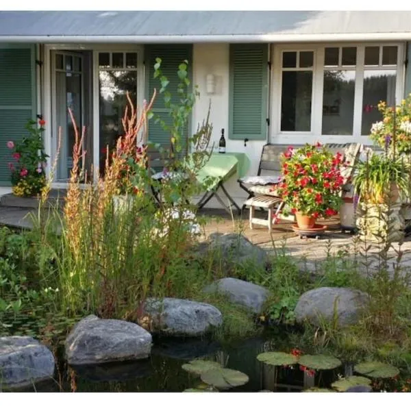 Schöner Bungalow mit Gartenterrasse und Teich, hotel v destinaci Feldafing