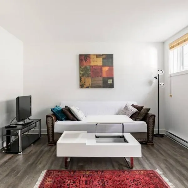 Logement neuf, spacieux, hotel v destinaci Longueuil