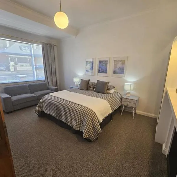 RoseIris Cottage - City Charm, hotel in West Hobart