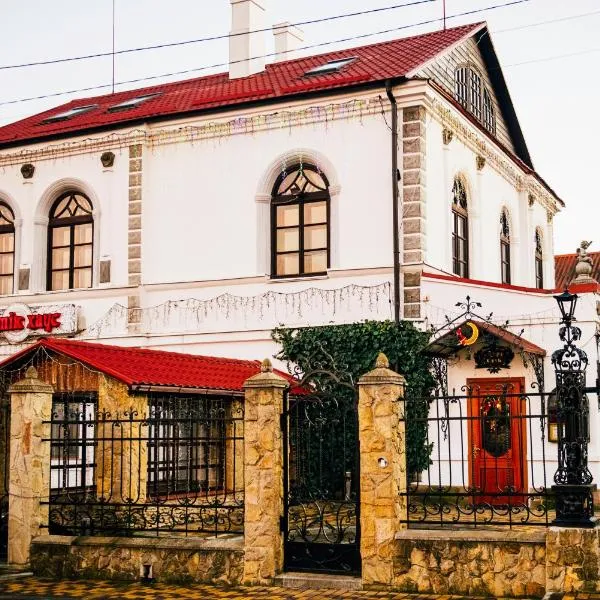 Antique House Hotel, hotell i Dubno