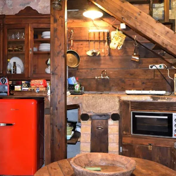 Small Stone Maisonette 1, hotel in Lílaia