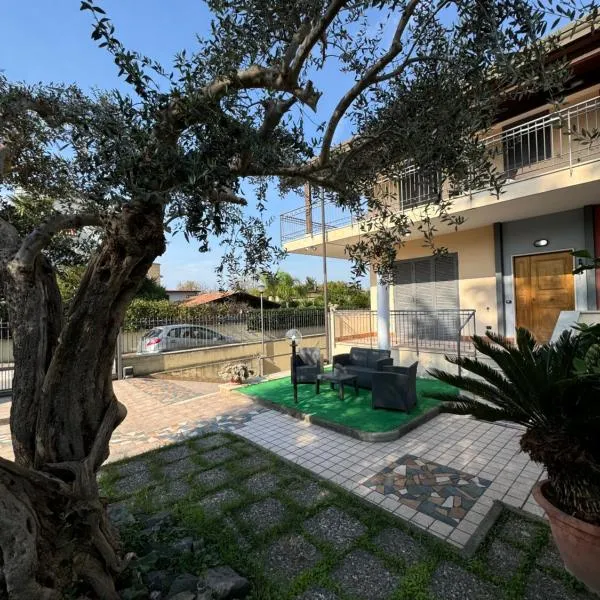 Villa Carmela - Elegante villa immersa nel verde, hotel v destinácii Marigliano