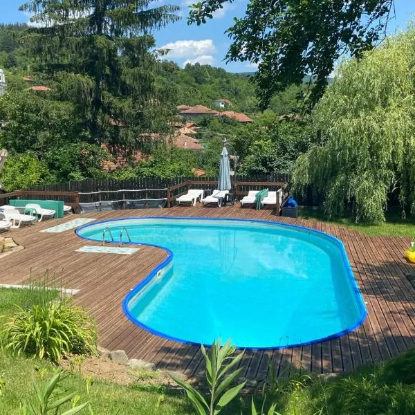 Lavender and Poppy cottages、Bebrovoのホテル