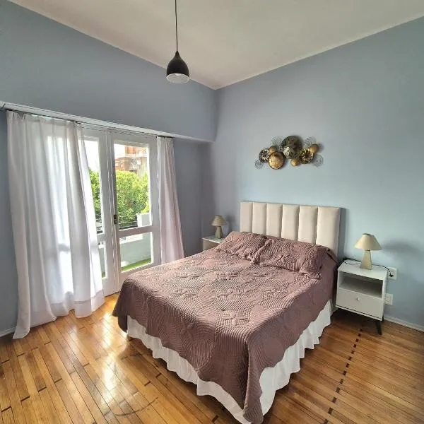Habitación con balcón y baño privado en Centro de Montevideo, hotel di Montevideo