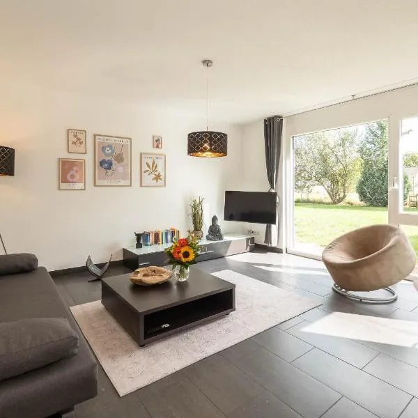 modernes Apartment mit Terrasse, hotel v destinaci Hardt