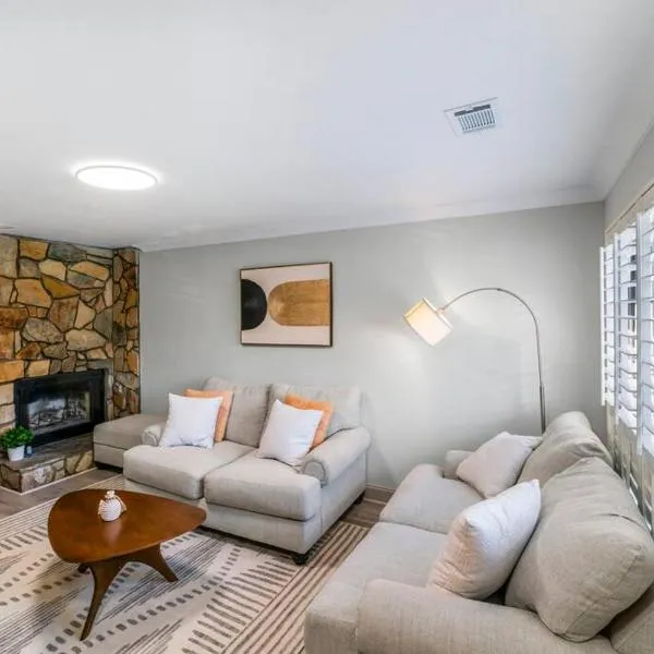 Golf Oasis Modern Townhome!, hotel v destinaci Charlotte