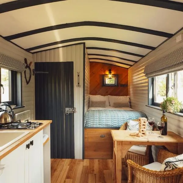 Lomu - Cosy Coastal Shepherd's Hut with Log-Burner and WiFi, hotel in Haverfordwest