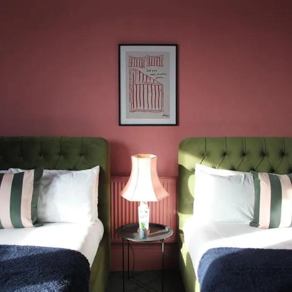 Stylish Digbeth Apartment, Sleeps 12 Opposite Birmingham Coach Station, perfect for large groups contractors, viešbutis mieste Birmingamas