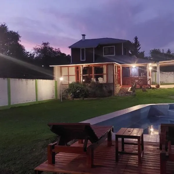 Casa de Campo en el Dique de la Ciénaga، فندق في El Carmen