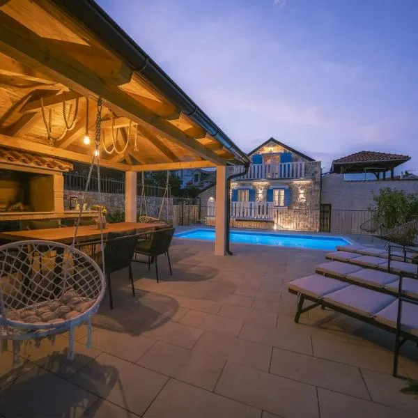Villa Dalmatina Charming stone house with pool, 40 m from see, hotel in Tribunj