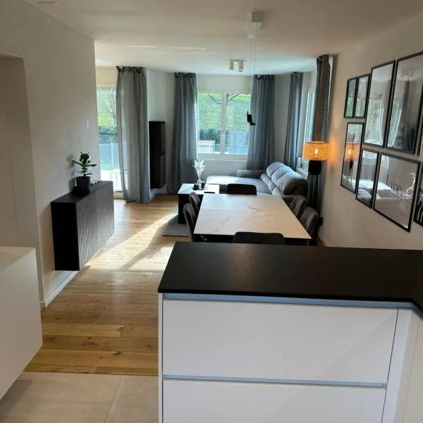Ferienhaus an der Schwarz ZH, hotel v destinaci Rüti