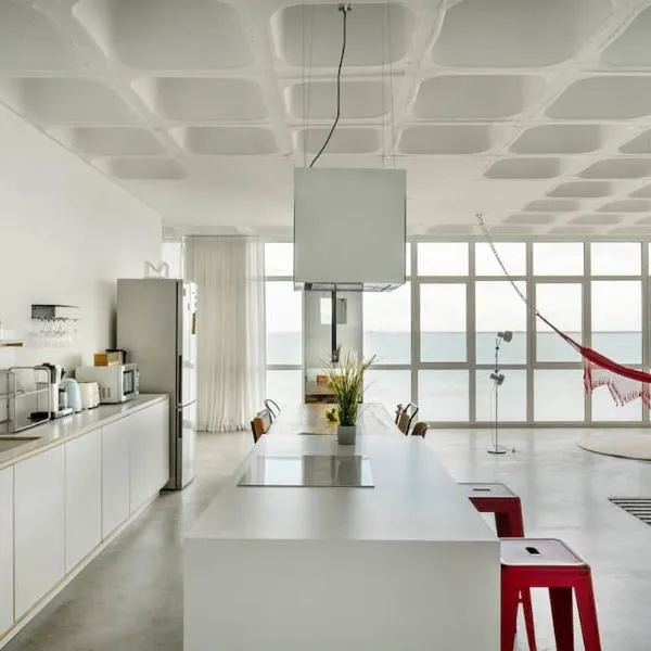 Loft espaçoso com vista deslumbrante para o Tejo, hotelli Lissabonissa