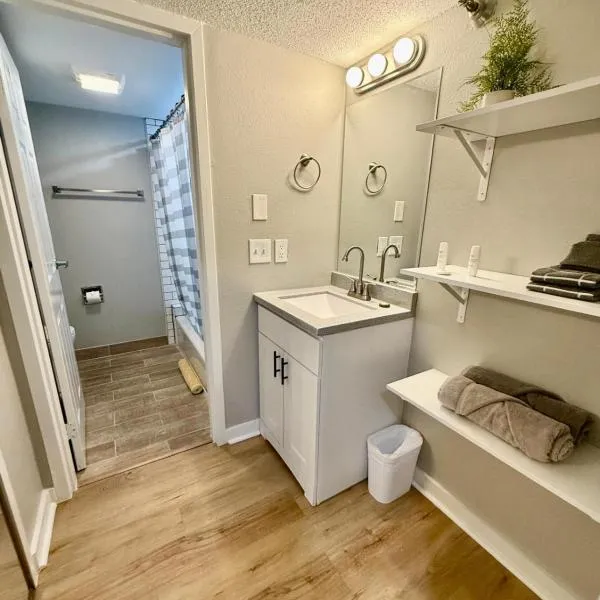 Aksarben Gem near UNO、オマハのホテル