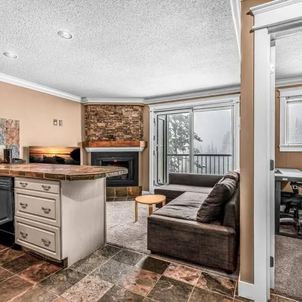 Winter Escape On Perfection - Ski In Out, Pool & Hot Tub, hotel v destinaci Big White