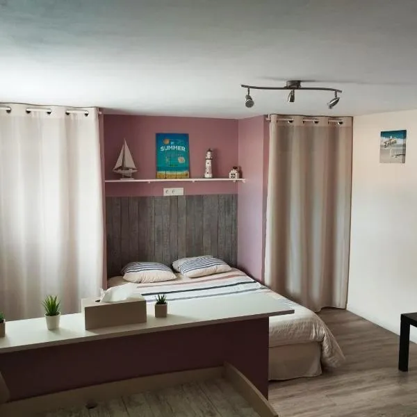 Chambre spacieuse agréable fonctionnelle avec acces au wifi, hotel v destinaci Lesparre-Médoc