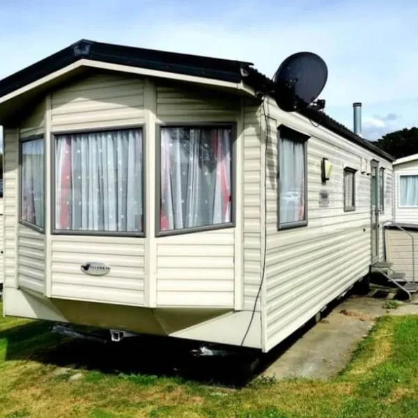 Holiday home 5 minutes from Porth beach, hotel in Porth
