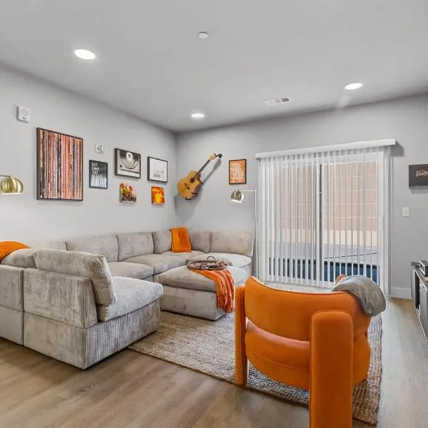 Luxuary Apt, Pool, Kingbeds, Near Amp, ξενοδοχείο σε Rogers