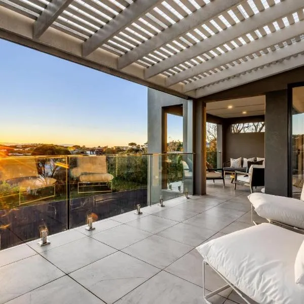 Sea Breeze Sorrento -Shops 280m Beach 800m-12pax, hotel v destinaci Sorrento