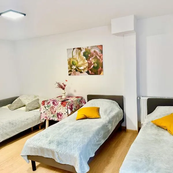 Apartament nr 1 lub 2 przy Sali Kominkowej, хотел в Przeczyce