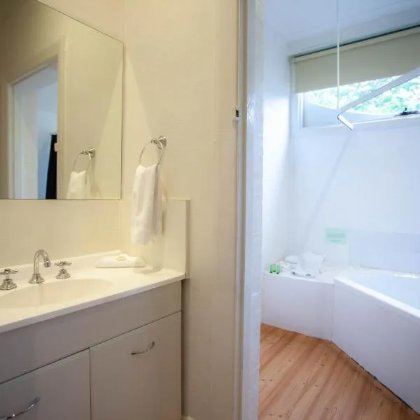 Ballarat Station Apartments Queen Studio With Spa, hotel in Ballarat