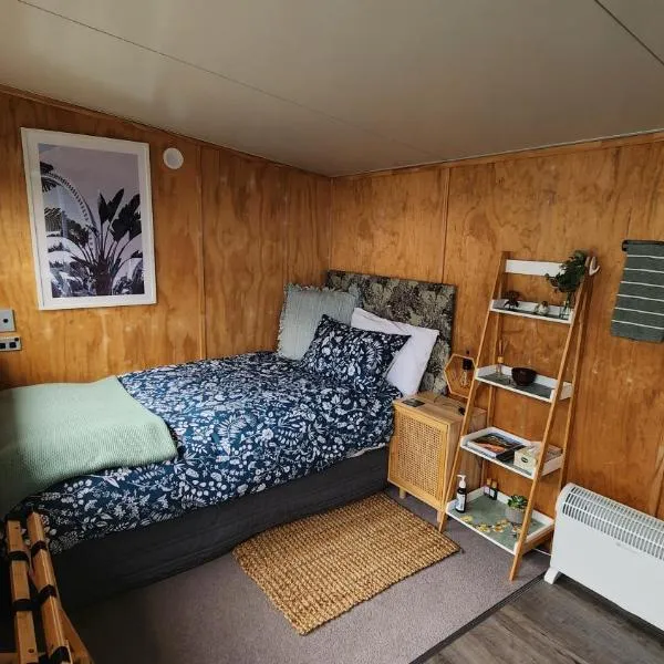 Minimalist Cabin Solo Traveller, hotel in Ashburton