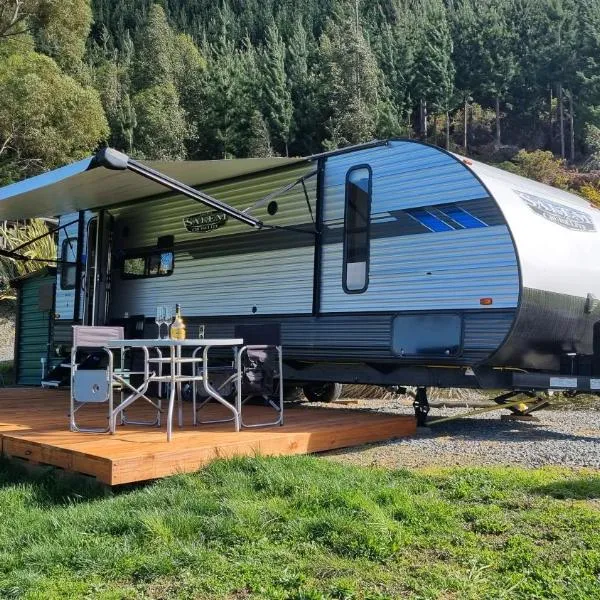 Caravino - Above the Vines, hotel in Waikakaho