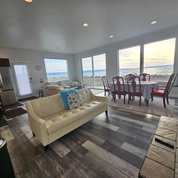Modern Beachfront Stay at the Admiralty Retreat, hotel in Coupeville