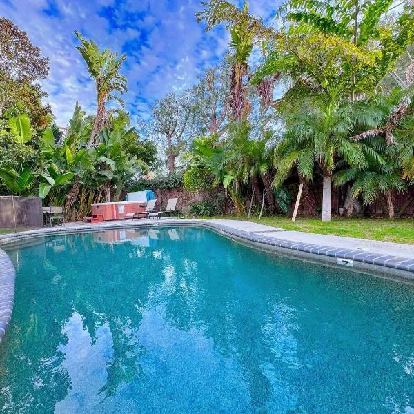 Rainforest Villa 4 Bedroom PoolSpa Walk2Disneyland, hotel in Anaheim