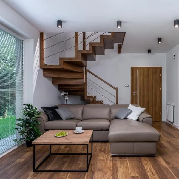 Prestigious Residence with Garden, Garage, and Elegant Rooms, hotel v Krakově