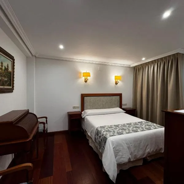 Hotel 103, hotel Almadrones városában